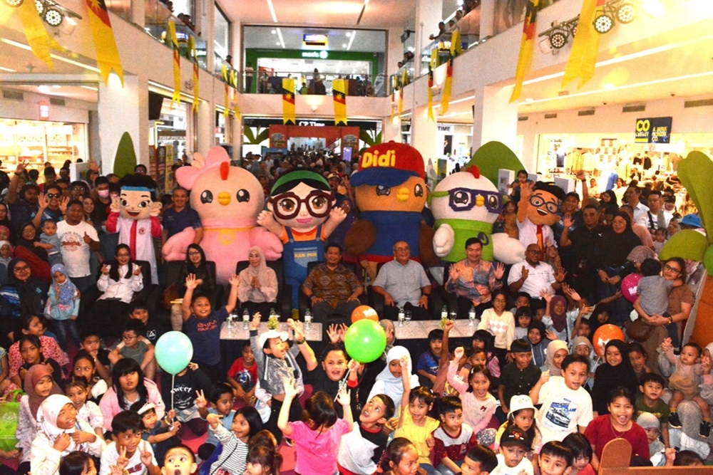 Deputy Health Minister Datuk Lukanisman Awang Sauni, flanked by Deputy Health Director-General (Public Health) Datuk Dr Norhayati Rusli (seated, 3rd left) and Miri mayor Adam Yii (3rd right), joins Miri MP Chiew Choon Man (seated, 2nd right) and others in a group photo with the children and their parents taking part in the programme. — The Borneo Post pic 
