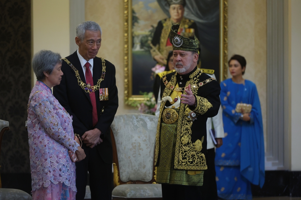 His Majesty the King, Sultan Ibrahim, chats with Singapore' Senior Minister Lee Hsien Loong and wife Ho Ching at the sidelines of the Installation Ceremony. — Bernama pic