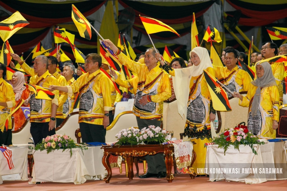 Wan Junaidi (third right) and Fauziah wave the Ibu Pertiwi. From front left are Deputy Prime Minister Dato Sri Fadillah Yusof and Abang Johari. — Ukas pic