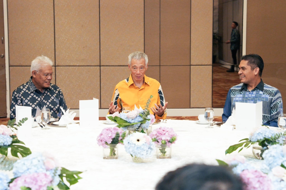 Singapore's Lee Hsien Loong (middle) holds a meeting with Perikatan Nasional (MPs). — Picture courtesy of Facebook/Hamzah Zainudin