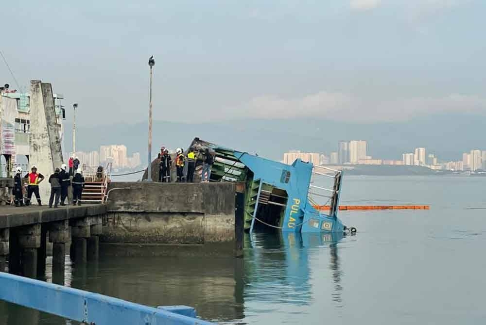 Efforts to salvage the retired Penang ferry “Pulau Kapas,” had so far failed. — Penang Kini/Facebook