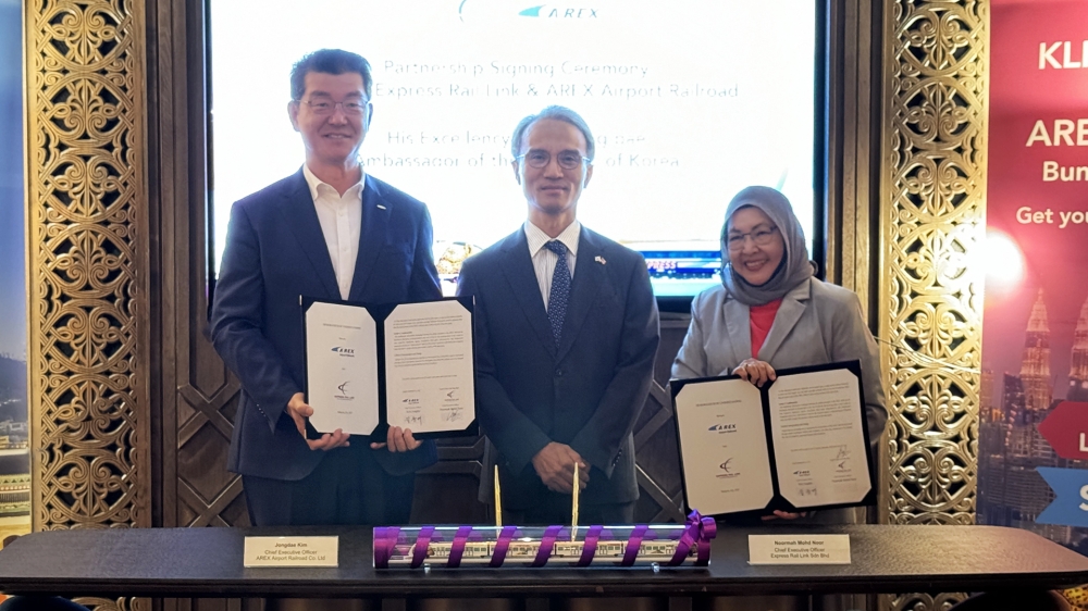 (From left to right) AREX CEO Kim Jongdae; Ambassador to the Republic of Korea, His Excellency Yeo Seung-bae and CEO of ERL, Noormah Mohd Noor at the ERL & AREX partnership signing ceremony.