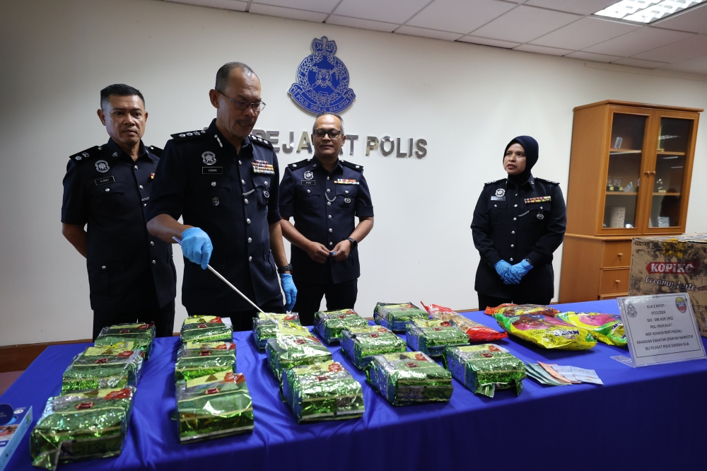 KLIA district police chief ACP Azman Shari’at (second from left) displays the methamphetamine seized in connection with the arrest of a local man at Kuala Lumpur International Airport (KLIA) Terminal 2 during a press conference today.—Bernama pic