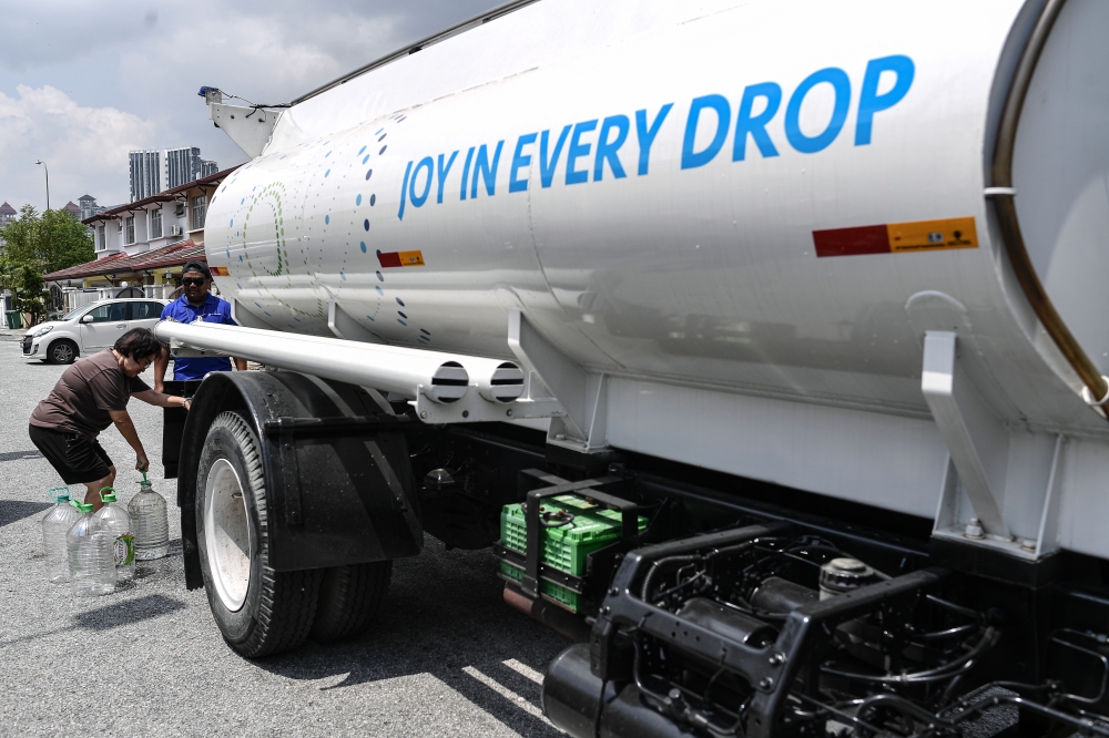 In a statement, Pengurusan Air Selangor Sdn Bhd (Air Selangor) said areas in Petaling, Klang, Shah Alam, Gombak regions under Group 2 have recovered by 91.8 per cent and expected to recover fully by 8pm tonight, while full recovery for areas in the region under Group 3 (73.6 per cent recovery percentage currently) is expected by 8am tomorrow. — Bernama pic 