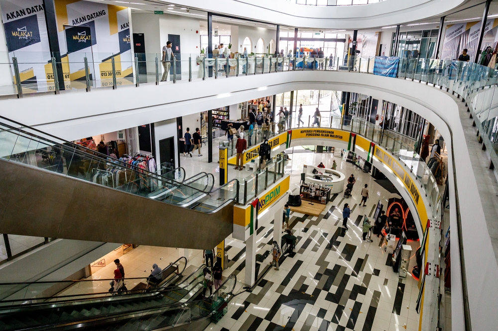 A general view of shoppers during the closing down sale at Malakat Mall in Cyberjaya July 20, 2024. — Picture by Firdaus Latif