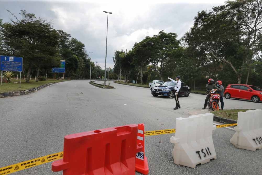 A 2020 file photograph shows a road diversion in Kota Damansara, Selangor. — Picture by Ahmad Zamzahuri