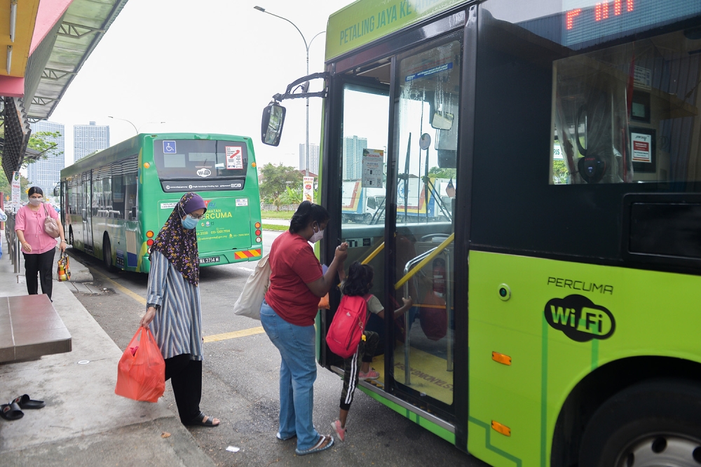 People queue to board a bus operated by Smart Selangor, in Taman Medan on January 11, 202. — Picture by Miera Zulyana