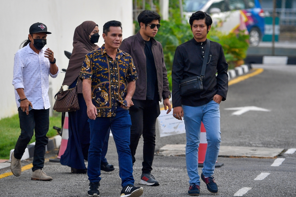 Zaim Ikhwan Zahari (right) and Ismanira Abdul Manaf (2nd from left), the parents of autistic child Zayn Rayyan Abdul Matiin, at the Petaling Jaya Magistrates’ Court, July 26, 2024. — Bernama pic 