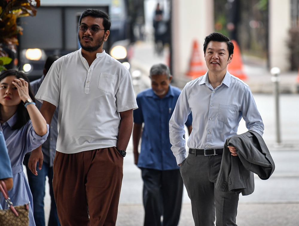 Mohd Khairianwar Jailani and Tan Meng Kheng pictured at the Kuala Lumpur Court Complex, July 26, 2024. — Bernama pic 