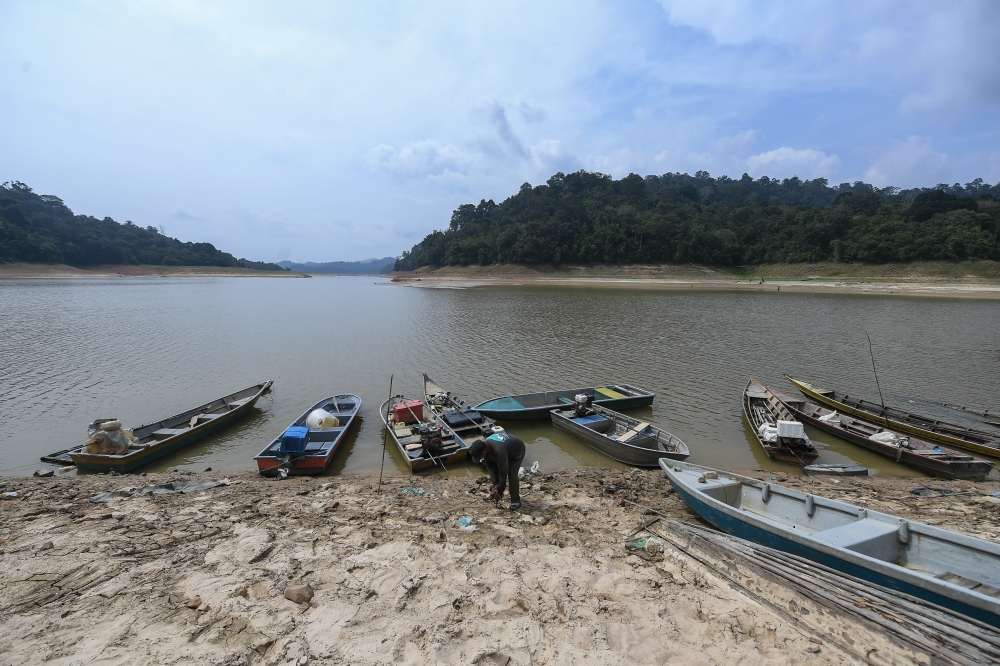 Fishermen’s boats are moored by Tasik Gubir in Sik July 26, 2024. — Bernama pic