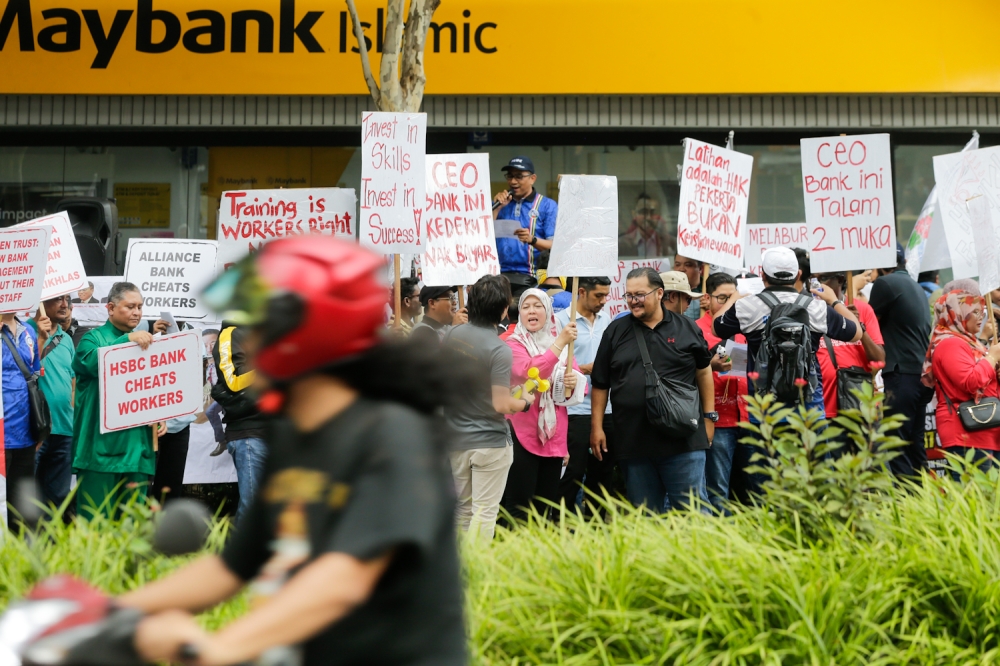 Members of the National Union of Bank Employees (Nube) picket at Maybank Bukit Bintang in Kuala Lumpur July 26, 2024. — Picture by Raymond Manuel