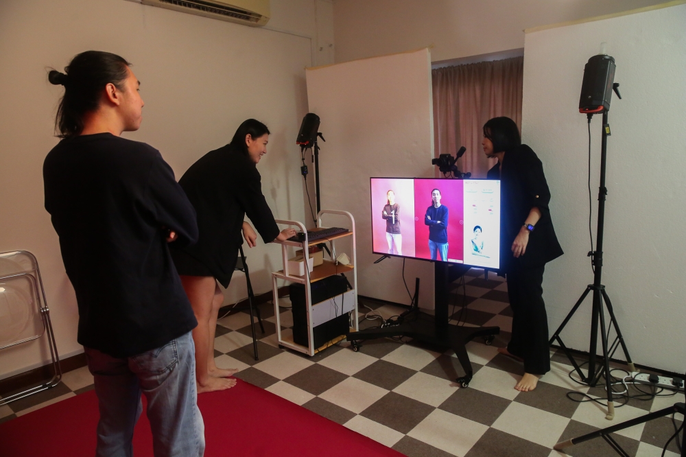 Founders of Fiu Studio Asaki Yok and Shallee Lee explains the AI beautification software that is key to this type of selfie studio. — Picture by Choo Choy May