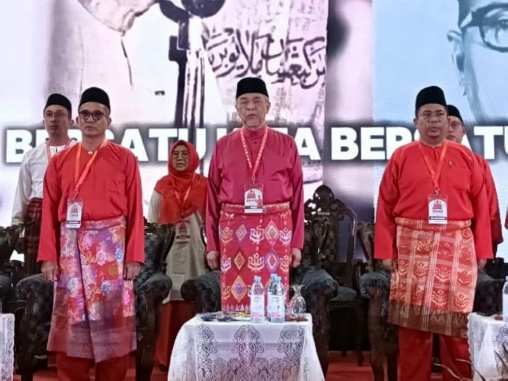 Umno president Datuk Seri Ahmad Zahid Hamidi (centre) during the opening of the Umno Tebrau division meeting at the Dewan Taman Adda Heights in Johor Baru last night. July 27, 2024. — Picture by Ben Tan