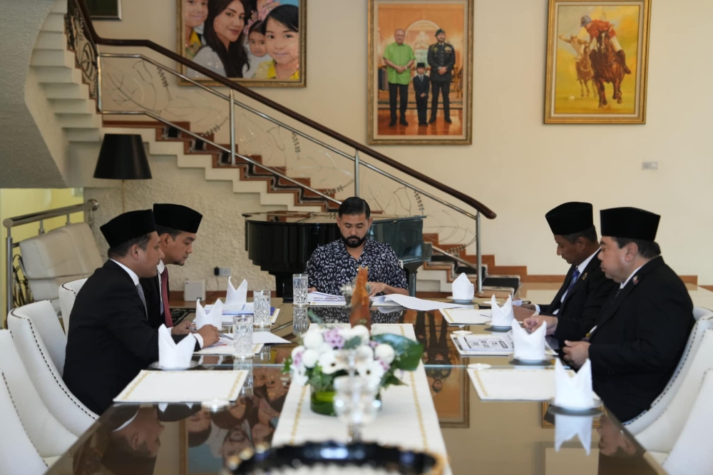 Menteri Besar Datuk Onn Hafiz Ghazi (second from left) said the initiative aligns with the directives of  the Regent of Johor Tunku Mahkota Ismail (centre), who has stressed the importance of high-quality education. — Picture from Facebook/Onn Hafiz Ghazi 