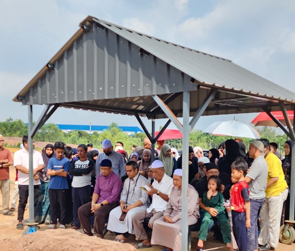 Mourners are seen at the Muslim Cemetery of Section 21, Shah Alam as the late Tan Sri Siti Zaharah Sulaiman is laid to rest. — Picture via Facebook/Shahrizat Abdul Jalil