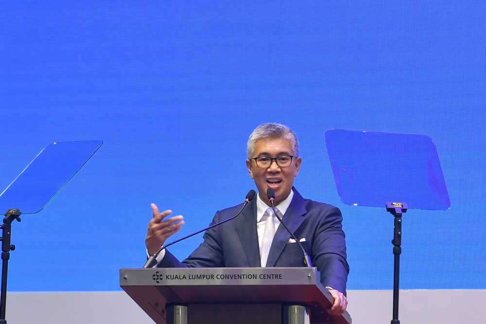 Tengku Zafrul said people want leaders who genuinely care about their issues and have a vision for their children’s future. — Bernama pic