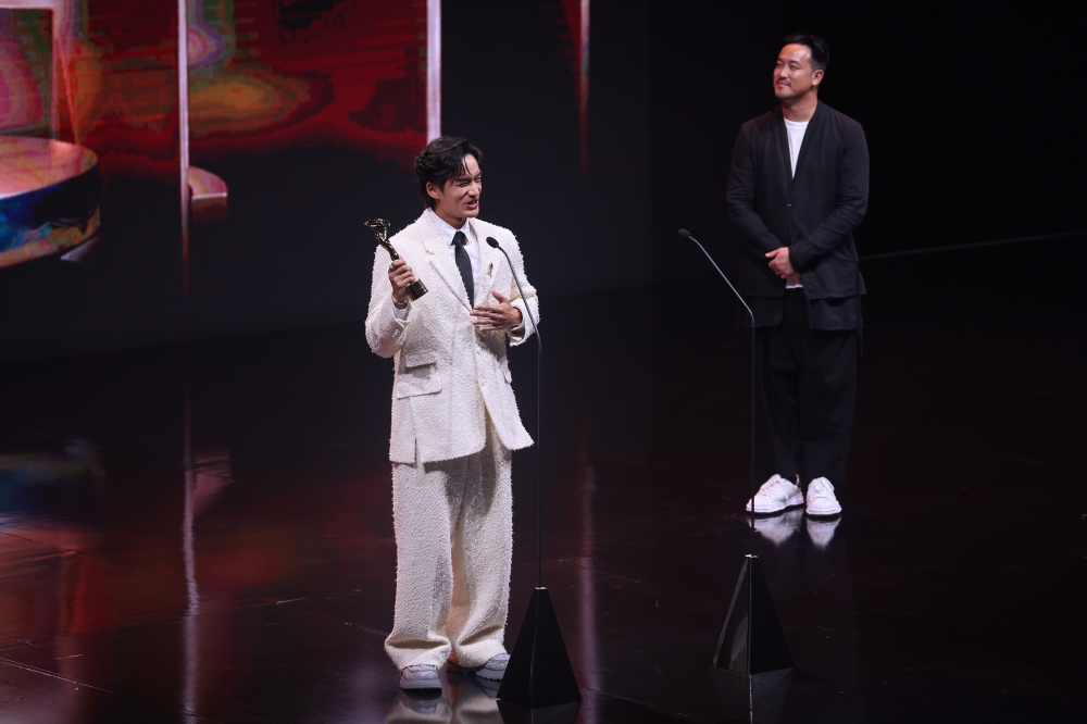 The star of Abang Adik, Jack Tan receiving his aswar for Best Supporting Actor at MCCA last night. — BERNAMA