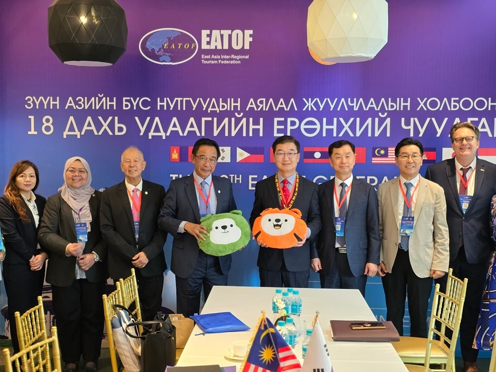 Minister for Tourism, Creative Industry and Performing Arts Datuk Seri Abdul Karim Rahman Hamzah (4th left) and his deputy Datuk Sebastian Ting Chiew Yew (3rd left) and others in a photo with the South Korean delegation. — The Borneo Post pic 