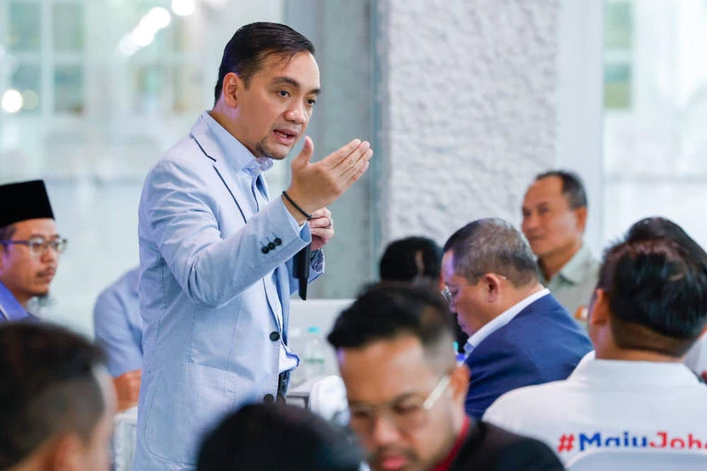 Menteri Besar Datuk Onn Hafiz Ghazi said operating in Johor gave companies a 70 per cent costs savings versus Singapore. — Picture from Facebook/Onn Hafiz Ghazi