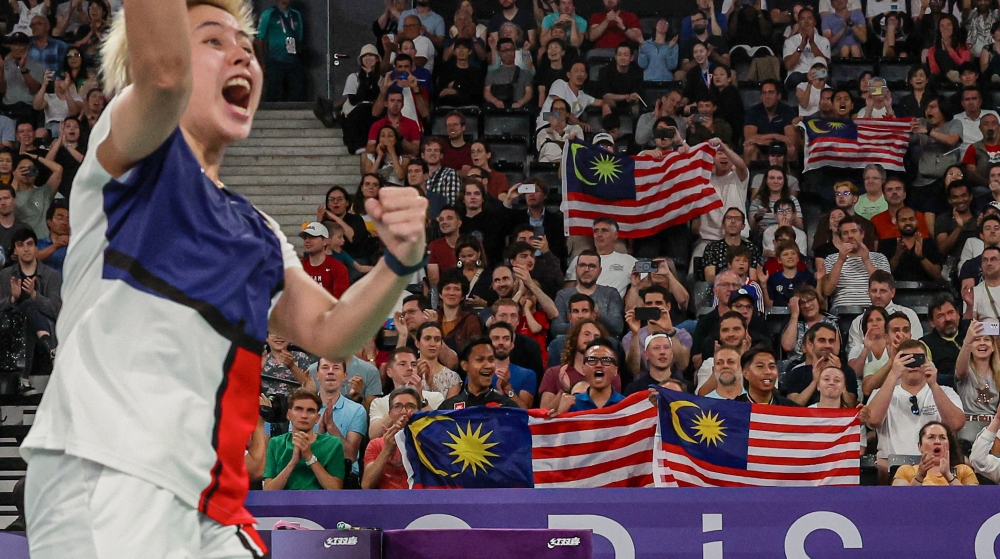 The national mixed doubles pair defeating the second-seeded Chinese representatives in a rubber set match 21-17, 21-15, 21-17 at Porte De La Chapelle Arena. — Bernama pic