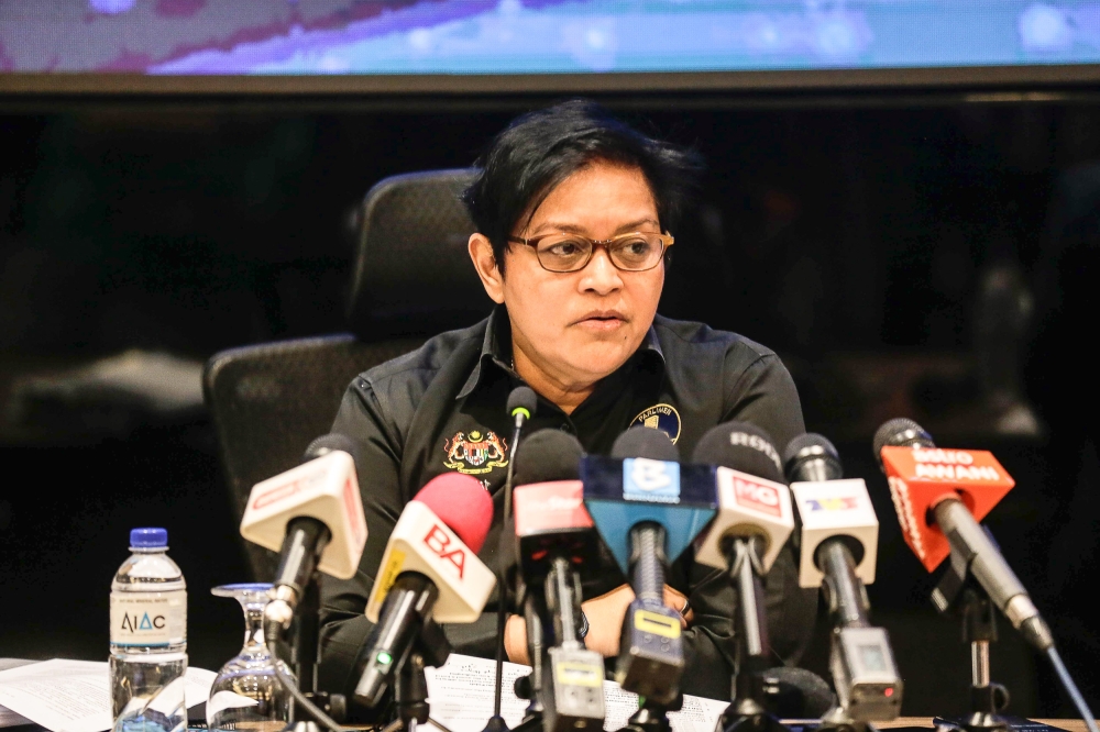 Azalina was answering a question from Senator Abdul Nasir Idris, who wanted to know if the government planned to limit the prime minister’s term to a maximum of 10 years. — Picture by Sayuti Zainudin