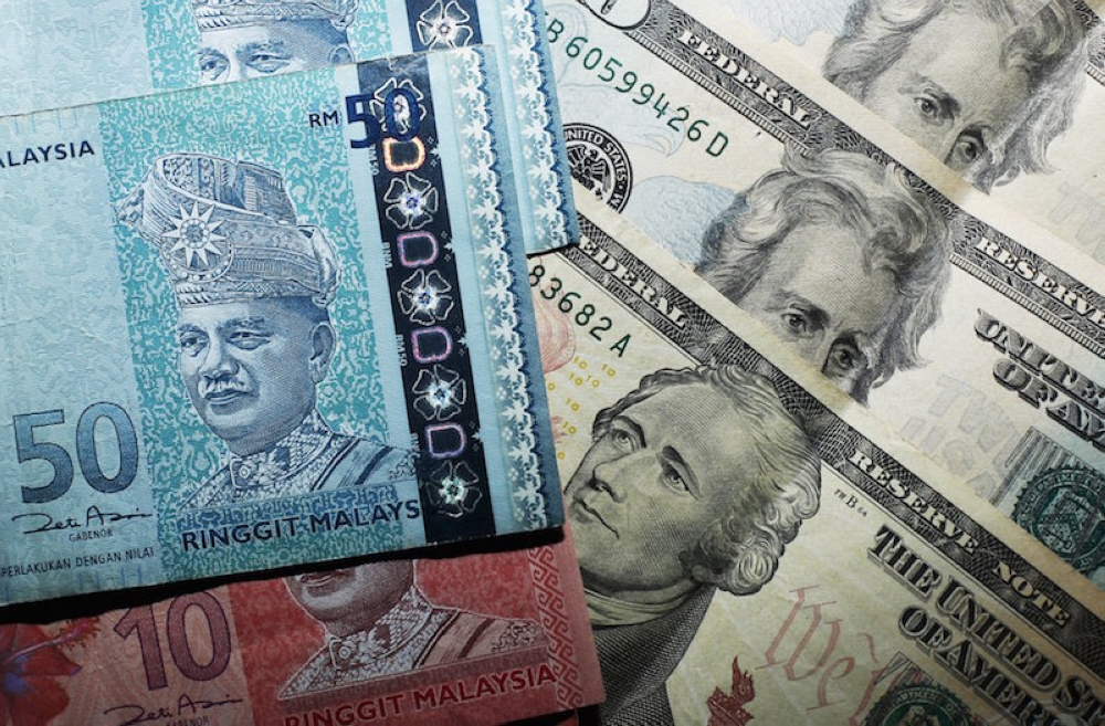 At 8am, the ringgit stood at 4.6330/6400 against the greenback from yesterday’s close of 4.6350/6375. — Reuters pic