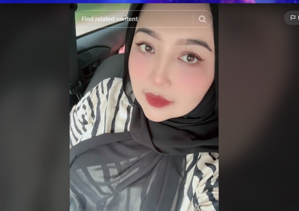 The live TikTok broadcast on the account @wanieymustapha3 went viral after her husband pronounced that he was divorcing Nur Hazwani Mustapha. — Screengrab from TikTok/@wanieymustapha3