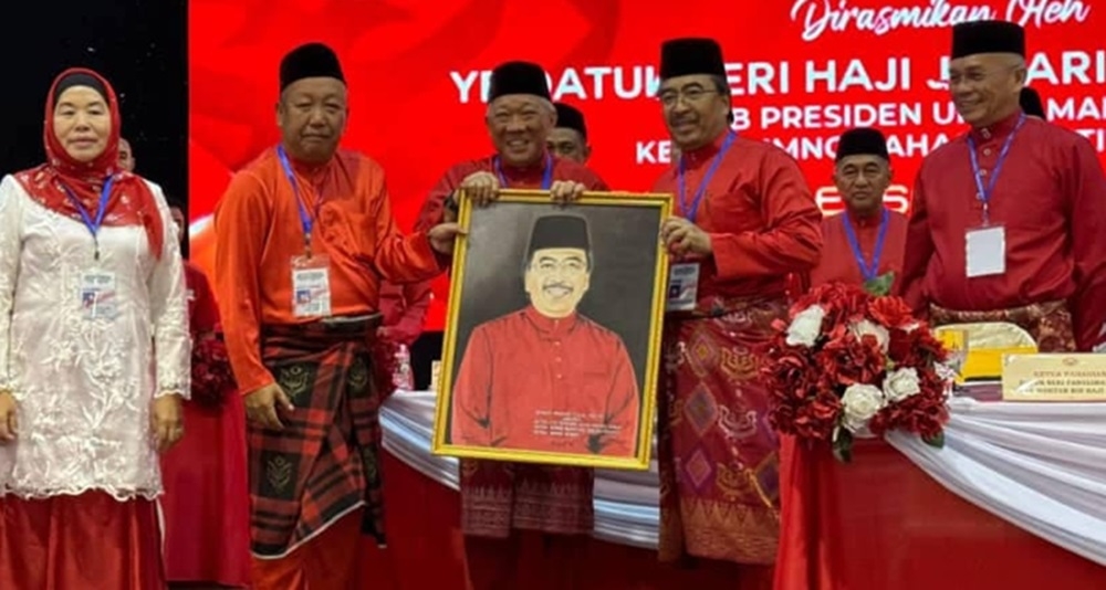 Datuk Seri Panglima Bung Moktar Radin presents a token of appreciation to Umno vice-president Datuk Seri Johari Abdul Ghani. — The Borneo Post 