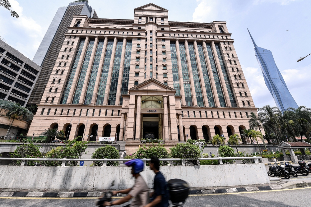 Bursa Malaysia CEO Datuk Muhamad Umar Swift said despite ongoing external macroeconomic headwinds, Malaysia’s capital market witnessed a strong performance in 1H 2024, marked by several record highs. — Bernama pic
