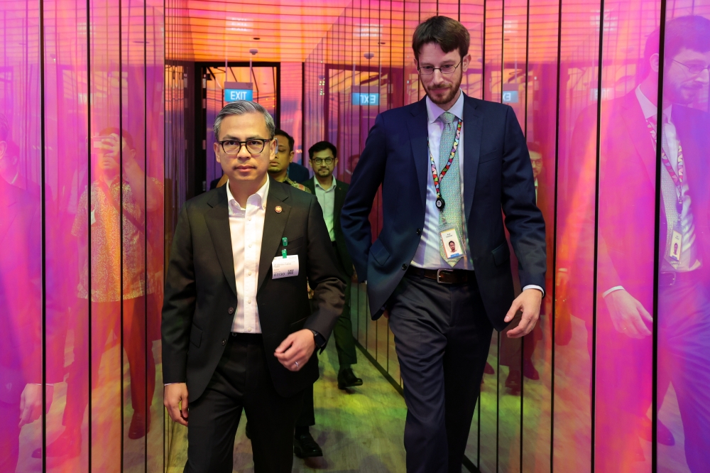 Communications Minister Fahmi Fadzil visits the Google office during his three-day visit to Singapore, July 30, 2024. — Bernama pic  