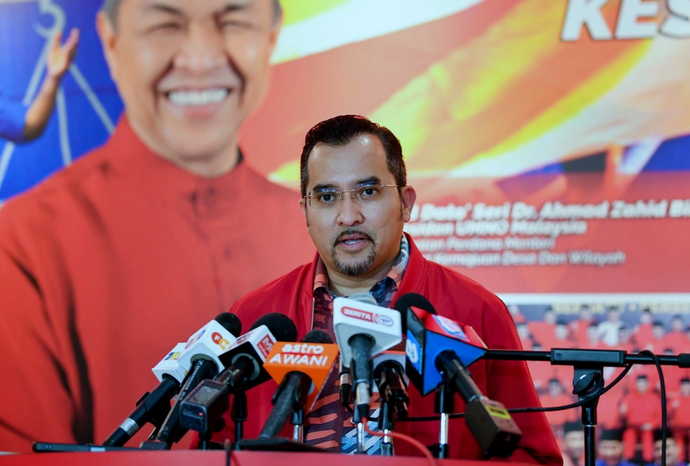 Umno secretary-general Datuk Asyraf Wajdi Dusuki said the Supreme Council has resolved to initiate legal action, seeking damages and compensation, totalling RM100 million, against elected representatives who quit the party. — Bernama pic