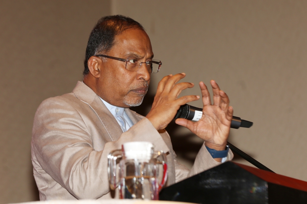 Minister of Higher Education Datuk Seri Zambry Abd Kadir said the ministry will be making a police report on the alleged sale of academic certificates from school to higher education levels as reported by a local newspaper yesterday. — Picture by Choo Choy May .