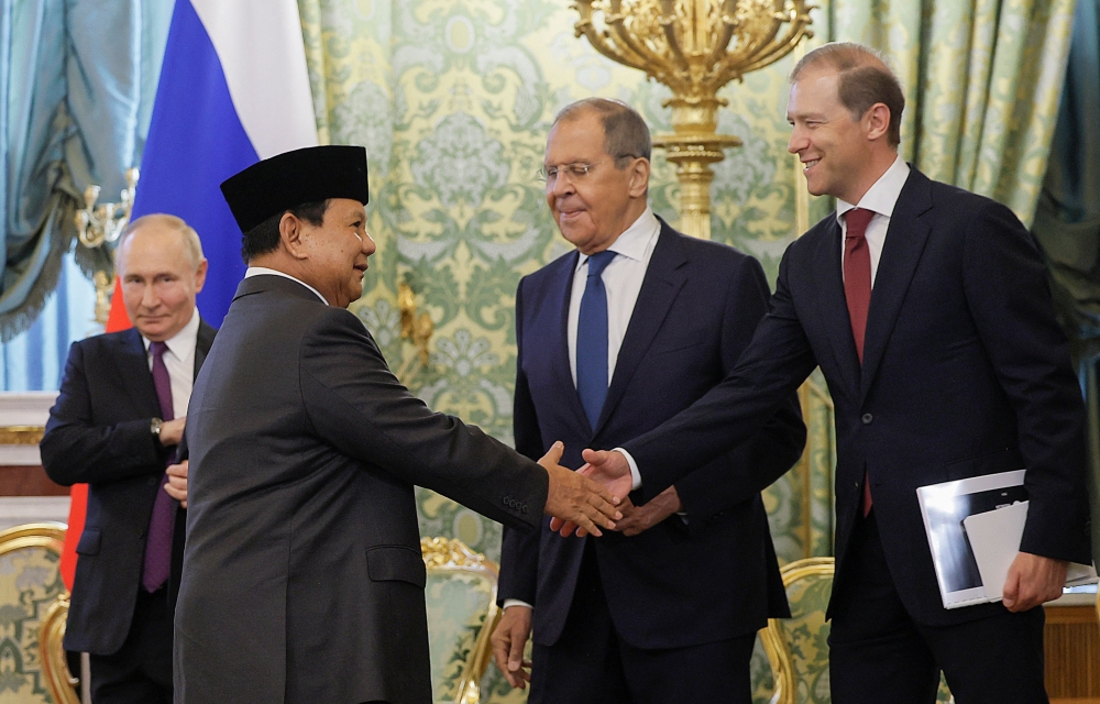Indonesia’s President-elect Prabowo Subianto shakes hands with Russia’s First Deputy Prime Minister Denis Manturov (right) as Russia’s Foreign Minister Sergei Lavrov looks on prior to a meeting with Russia’s President Vladimir Putin at the Kremlin in Moscow, Russia July 31, 2024. — AFP pic 