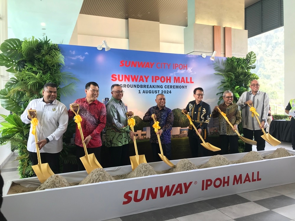 Sunway Group founder and chairman Tan Sri Jeffery Cheah and Perak Menteri Datuk Seri Saarani Mohamad together with other guest of honours shovel sand as a symbolic gesture of the ground breaking ceremony of the Sunway Mall Ipoh at the Sunway Onsen in Tambun, Perak August 1, 2024. — Picture by John Bunyan