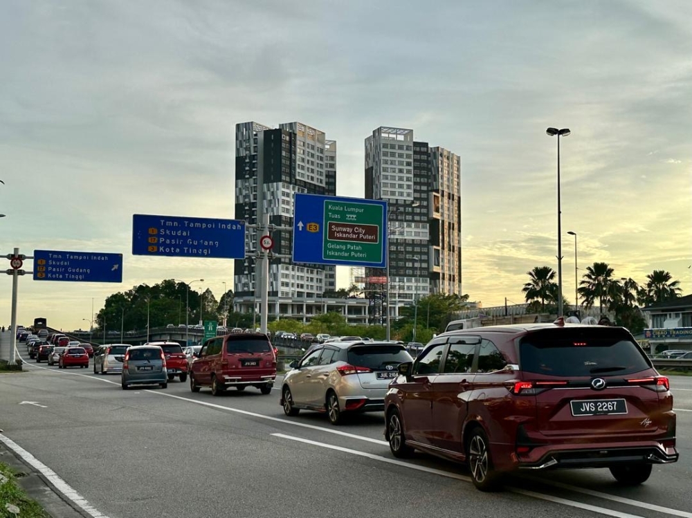 The evening bumper-to-bumper traffic building up at the Taman Perling flyover. — Picture by Ben Tan