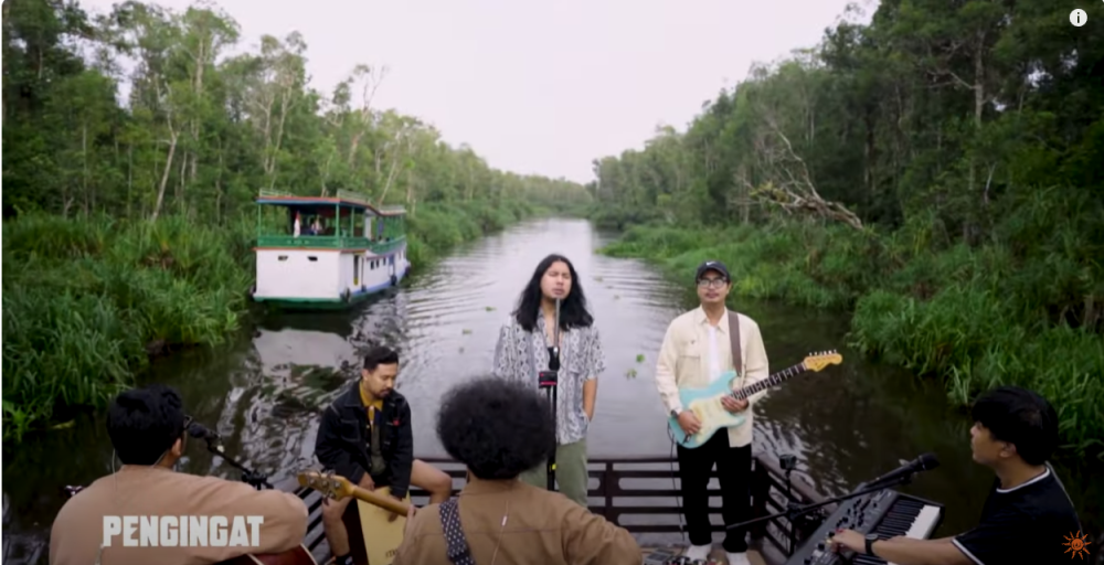 Indonesian alternative pop band Good Morning Everyone did their latest live session on a boat, cruising down the Kalimantan river. — Screenshot via Youtube/Good Morning Everyone