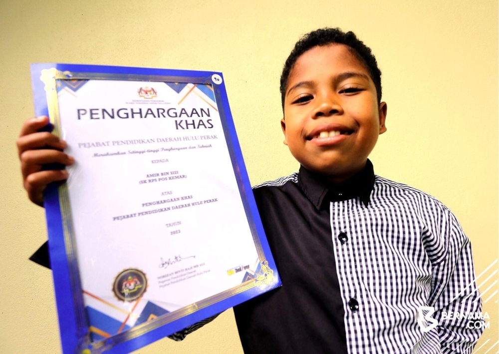 Amir Sisi, of the Temiar tribe now 13, shows off the special appreciation certificate he received from the Perak Menteri Besar after winning reality show ‘The Chosen One’ last year. — Bernama pic