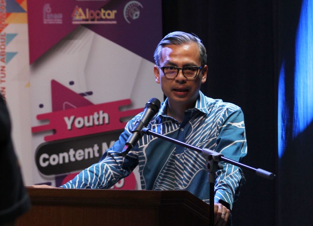 Communications Minister Fahmi Fadzil noted that, as of now, no service providers have submitted applications for a licence. — Bernama pic