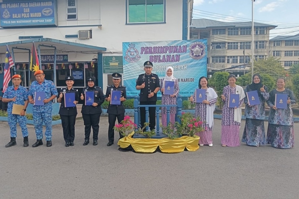 Mohd Ruslan (sixth left) poses with APM members after presenting their certificate of appreciation. — Borneo Post pic