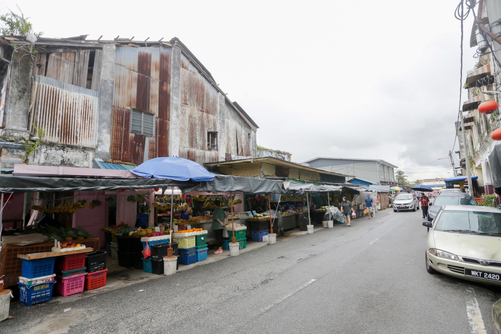 A rare quiet rainy morning at the otherwise often-busy Pekan Ampang wet market; Pekan Ampang was once the heart and soul of Ampang. — Picture By Raymond Manuel