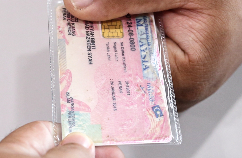  A file photograph of a Malaysian identification card. The federal government has been asked to make the Peranakan Chinese a sub-race category in official documents. — Picture by Farhan Najib