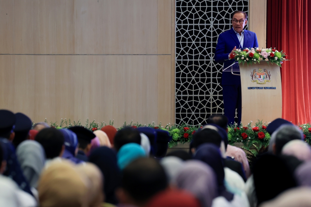 Prime Minister Datuk Seri Anwar Ibrahim has called on civil servants to provide better service to Malaysians. — Bernama pic