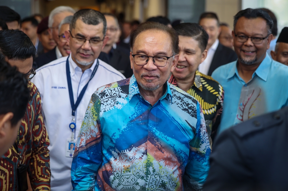 Prime Minister Datuk Seri Anwar Ibrahim attends Budget 2025 engagement session with players in the E&E industry at SilTerra Malaysia Sdn Bhd’s semiconductor foundry. — Bernama pic
