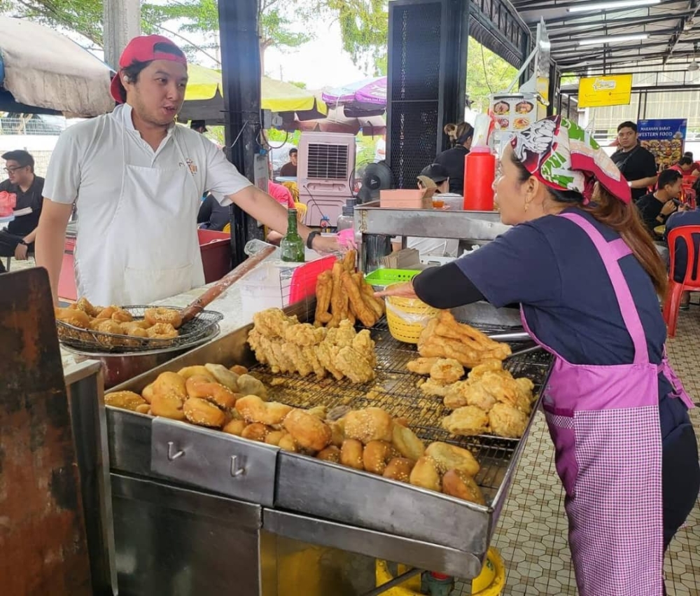 Cakoi seller at New Hollywood Canning Garden Benny Teh said Muslims would frequent the restaurant for the authentic Hainanese kopitiam environment. — Picture courtesy of Nani Yusof Hughie