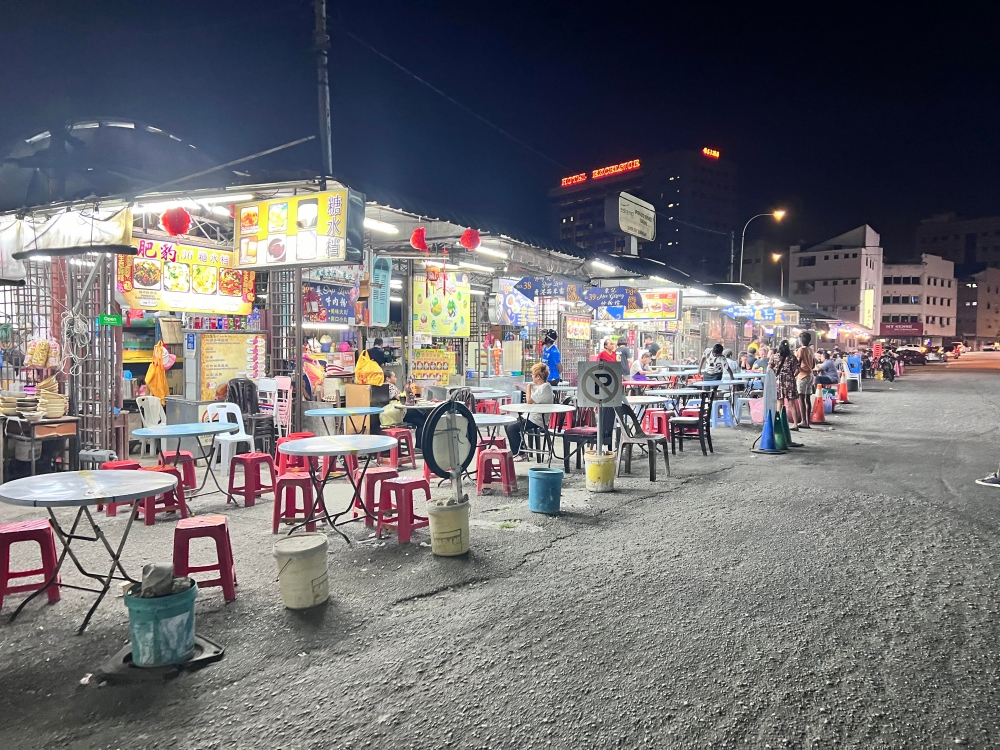 Patrons are seen dining at the Thong Sui Kai hawker street in Ipoh. — Picture by John Bunyan