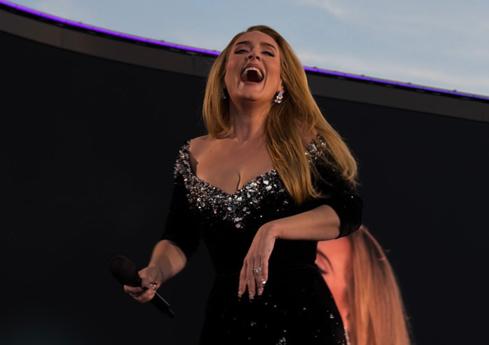 Adele finally confirmed her engagement, and flashed off her ring during her show in Munich. — Image from twitter/AdeleDaily