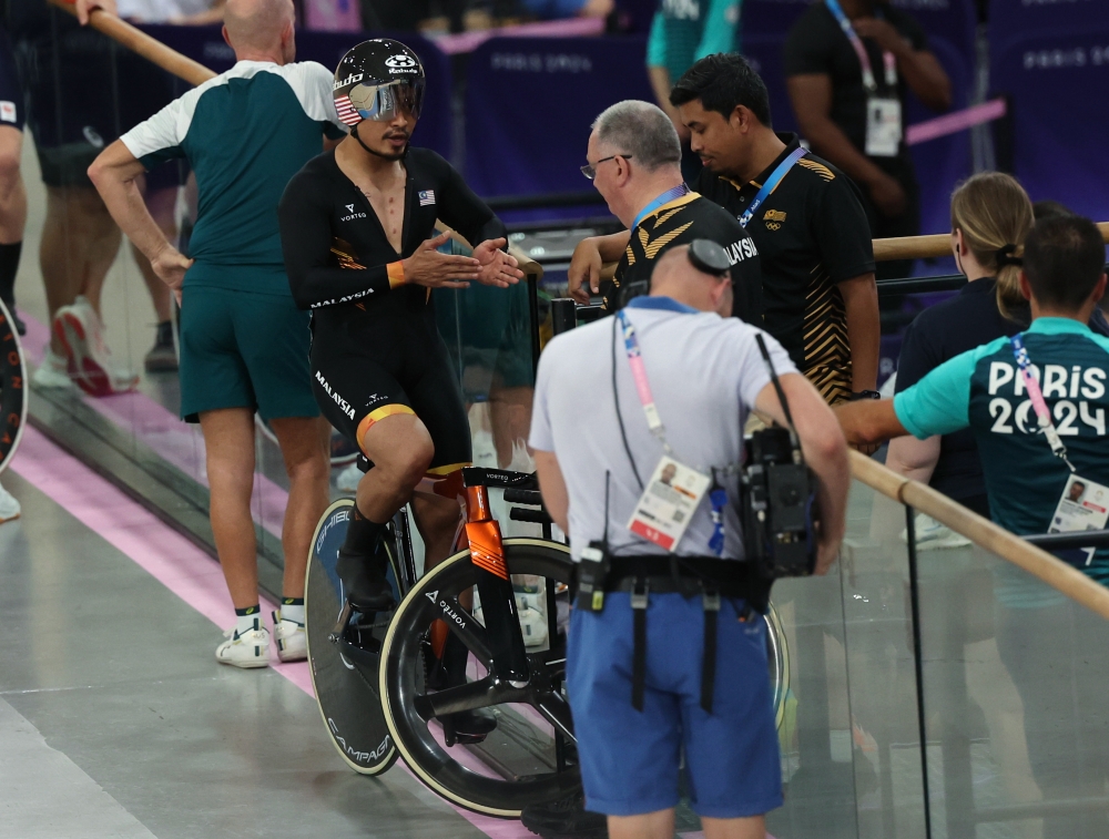 Datuk Azizulhasni Awang reacts after getting disqualified in the first round of men's keirin at Saint-Quentin-en-Yvelines National Velodrome. — Bernama pic