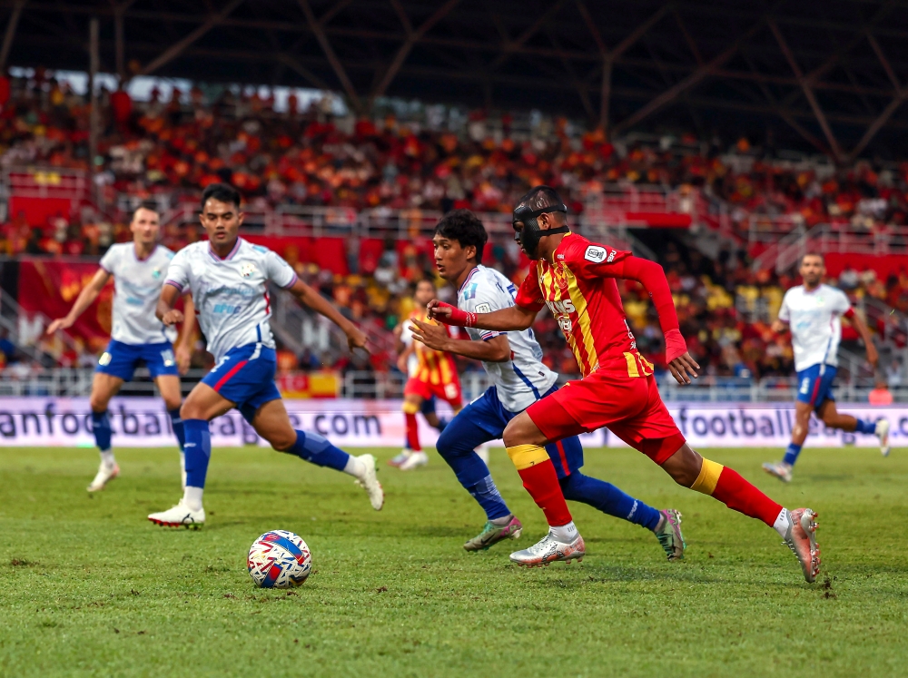 Selangor FC player Faisal Halim (in red) was introduced in the last minutes of the match against Kelantan Darul Naim FC. — Bernama pic