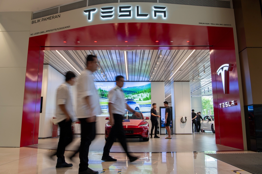 Early last year, the Ministry of Investment, Trade, and Industry (Miti) introduced the Battery Electric Vehicle (BEV) Global Leaders program. Under this program, Tesla was allowed to import its BEVs into Malaysia without obtaining the usual Franchise Approved Permit (AP). — Bernama pic