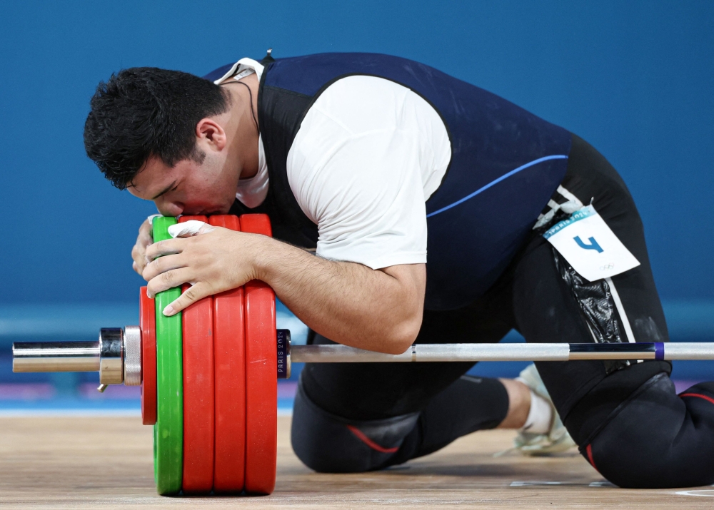 Ali Ammar Yusur Rubaiawi of Iraq reacts after a lift. — Reuters pic